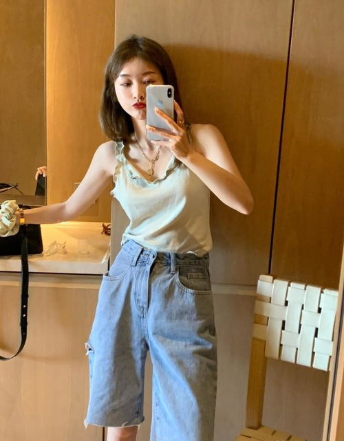 沈夢辰風波后首現身 一身少女裝心情大好，但背“化肥袋”是什么鬼？